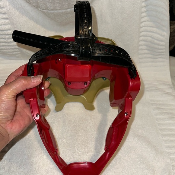 DISNEYPARKS MARVEL EXCLUSIVE- IRON MAN MASK COLLECTORS ITEM - Picture 9 of 12